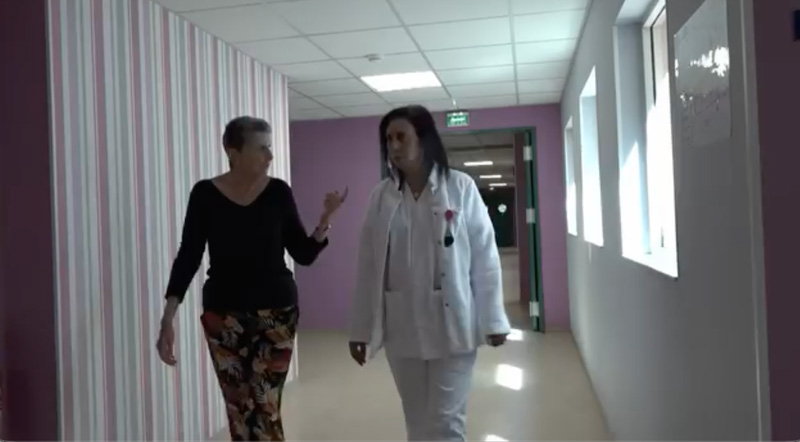 Photo d'une résidente et une salariée discutant dans un couloir