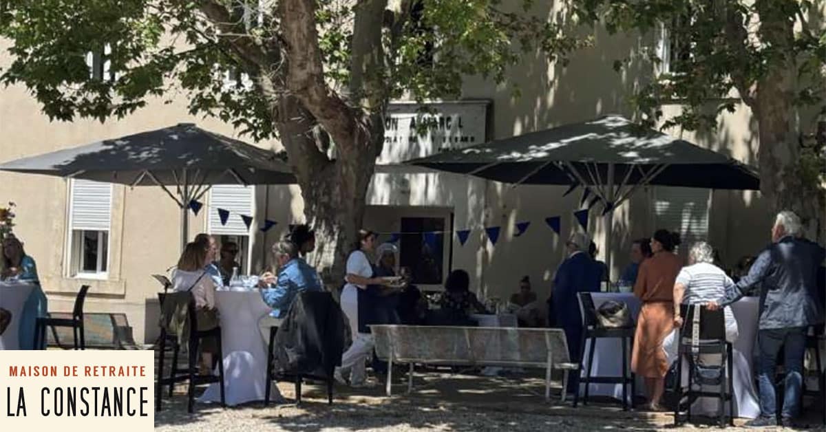 11Photo plan large des convives lors de la fête résidence seniors Marseille.